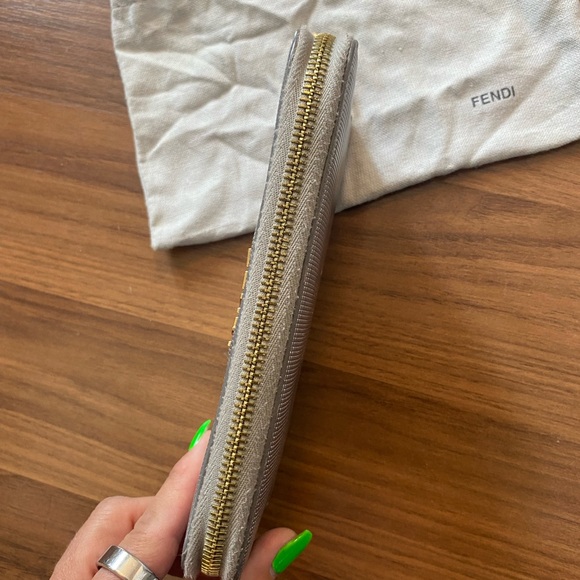 Fendi wallet, silver metallic leather with gold hardware - Picture 9 of 11